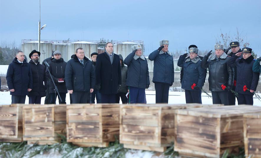 Генеральный прокурор Андрей Швед принял участие в церемонии захоронения останков уничтоженных фашистами мирных граждан в г.п.Новоельня Дятловского района