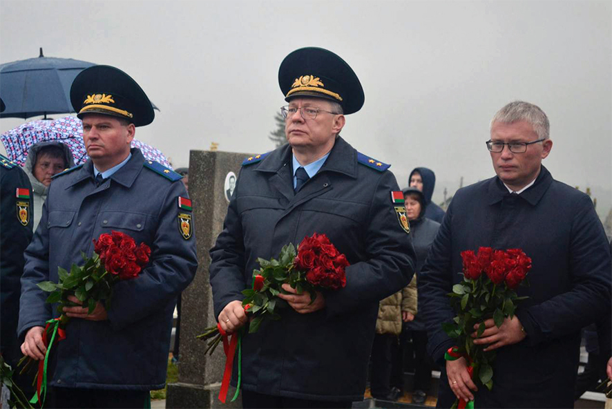 Несвиж возложен цветов 2.jpg Несвиж возложен цветов 2.jpg